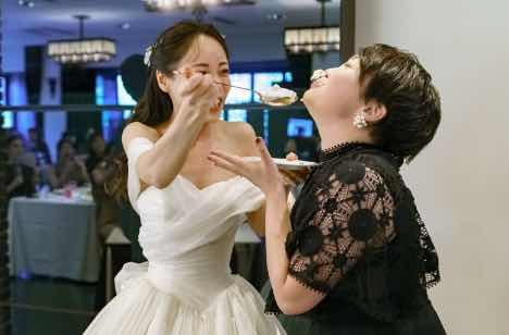 逆境を越え愛と決意が紡ぐ揺るぎない絆の結婚式の披露宴画像