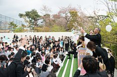ゲストの皆様の笑顔溢れる結婚披露宴の挙式画像