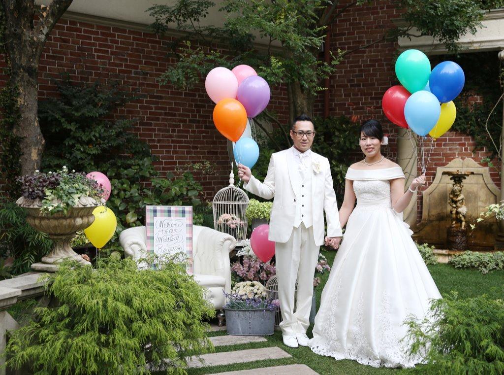 新郎新婦もゲストも楽しいカラフルな結婚式の挙式実例画像