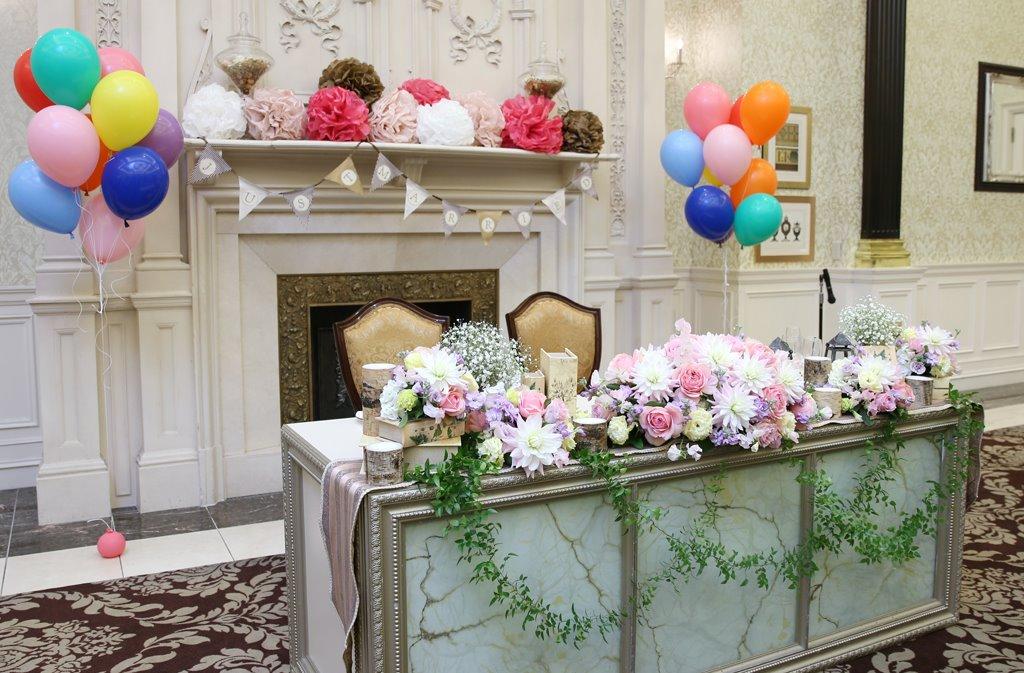 新郎新婦もゲストも楽しいカラフルな結婚式の準備・打ち合わせ画像
