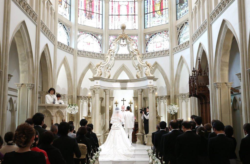 新郎新婦もゲストも楽しいカラフルな結婚式の挙式画像