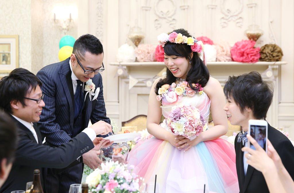 新郎新婦もゲストも楽しいカラフルな結婚式の披露宴画像