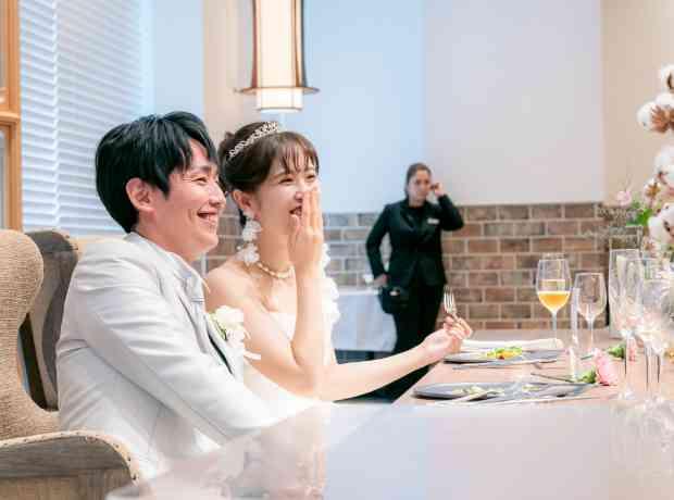 会場内みんなの笑顔が溢れる温かい結婚式の挙式実例画像