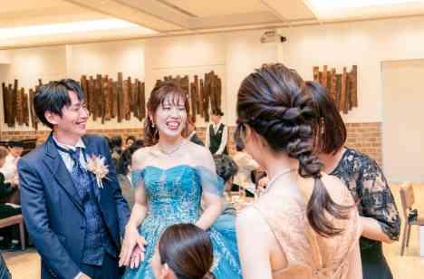 会場内みんなの笑顔が溢れる温かい結婚式の準備・打ち合わせ画像