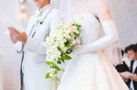 会場内みんなの笑顔が溢れる温かい結婚式の挙式画像