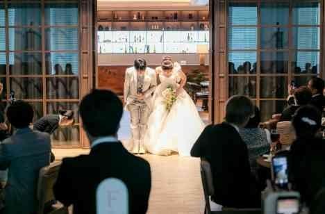 会場内みんなの笑顔が溢れる温かい結婚式の披露宴画像