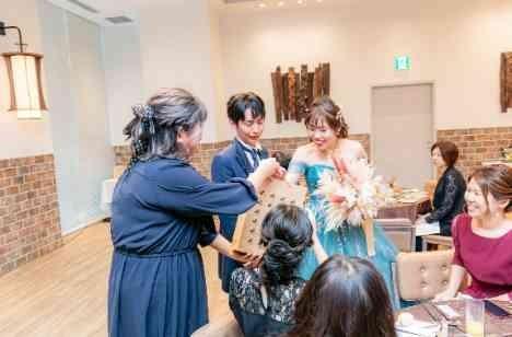 会場内みんなの笑顔が溢れる温かい結婚式の演出画像