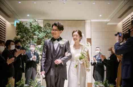 ゲストの沢山の笑顔と祝福に包まれた結婚式の挙式画像