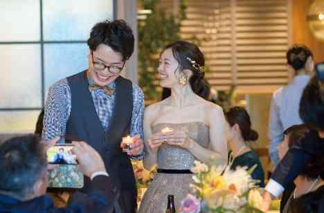 ゲストの沢山の笑顔と祝福に包まれた結婚式の披露宴画像