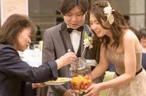 感謝が伝わる笑顔で心温まるパーティーの演出画像
