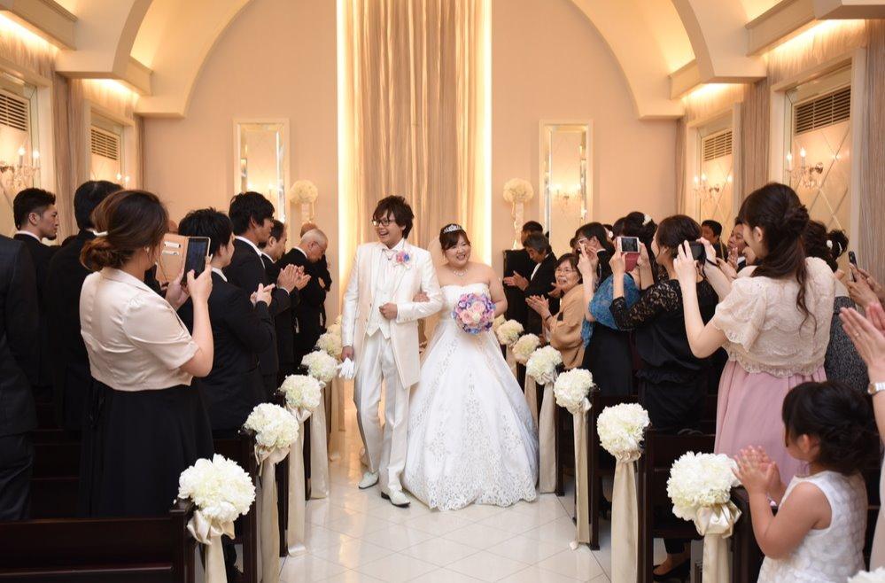 笑顔いっぱいの結婚式の挙式画像