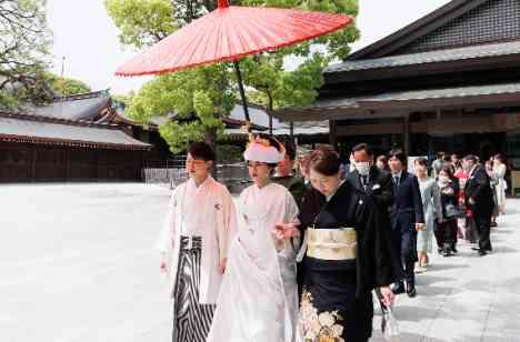 「笑顔」と「涙」あふれる感動の結婚式の挙式画像