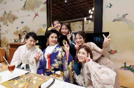 「笑顔」と「涙」あふれる感動の結婚式の披露宴画像
