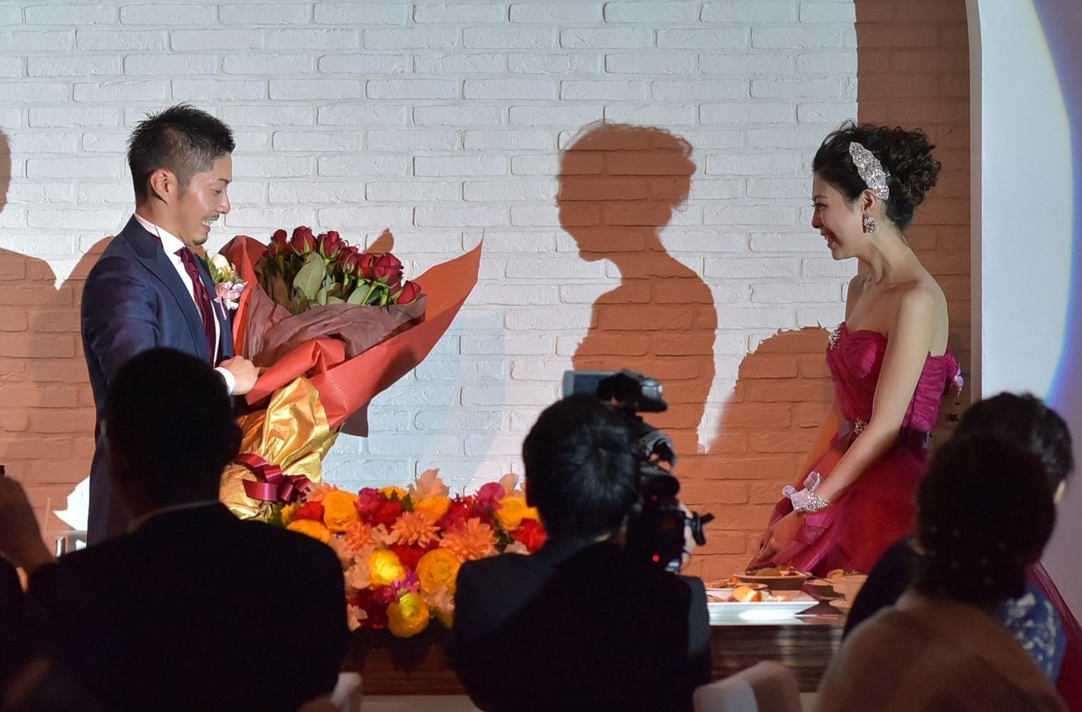 感動・笑顔があふれる、ゲストに感謝を伝える結婚式の披露宴画像
