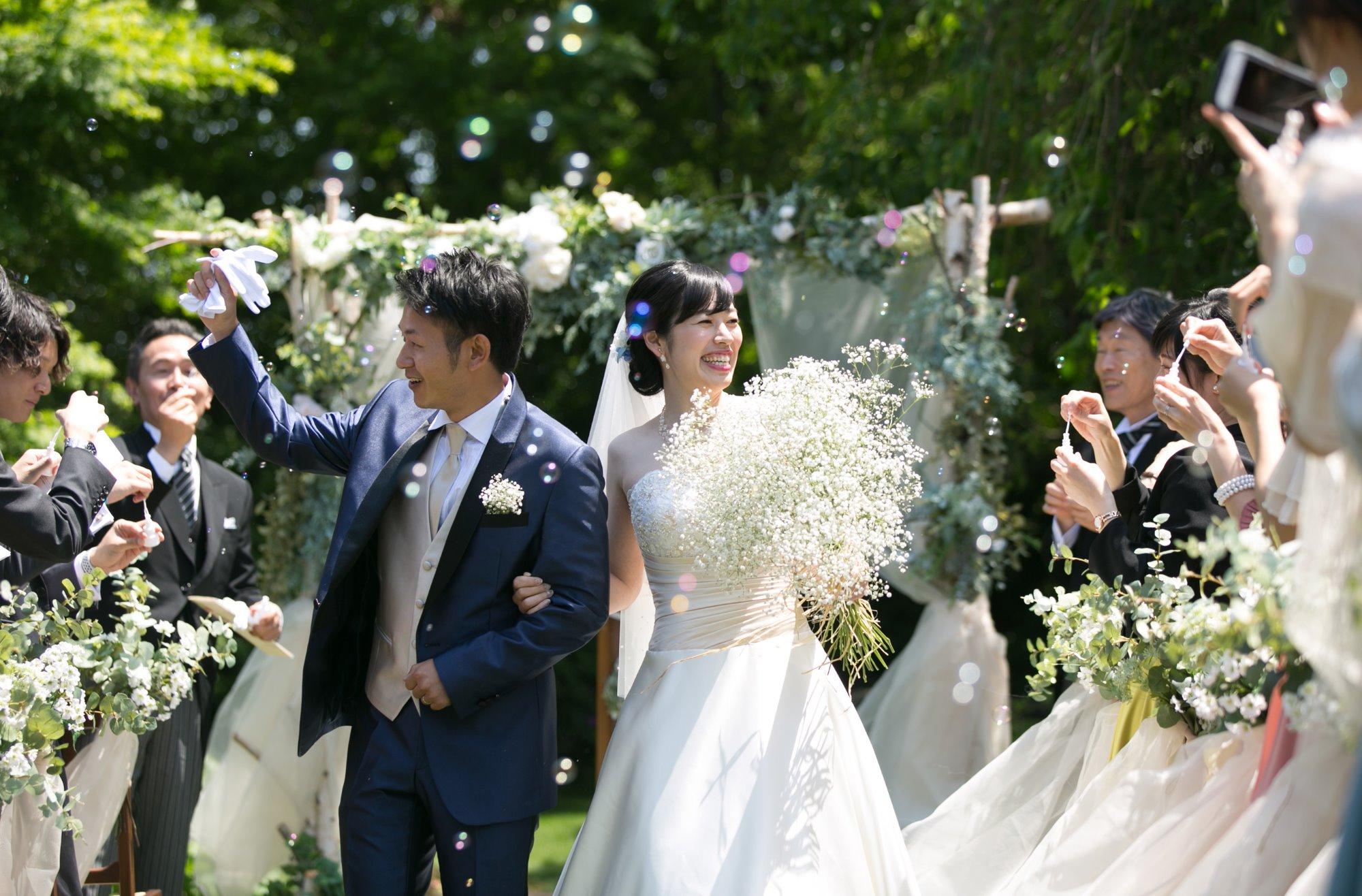 緑の中でみんなでワイワイ楽しい結婚式！の挙式画像