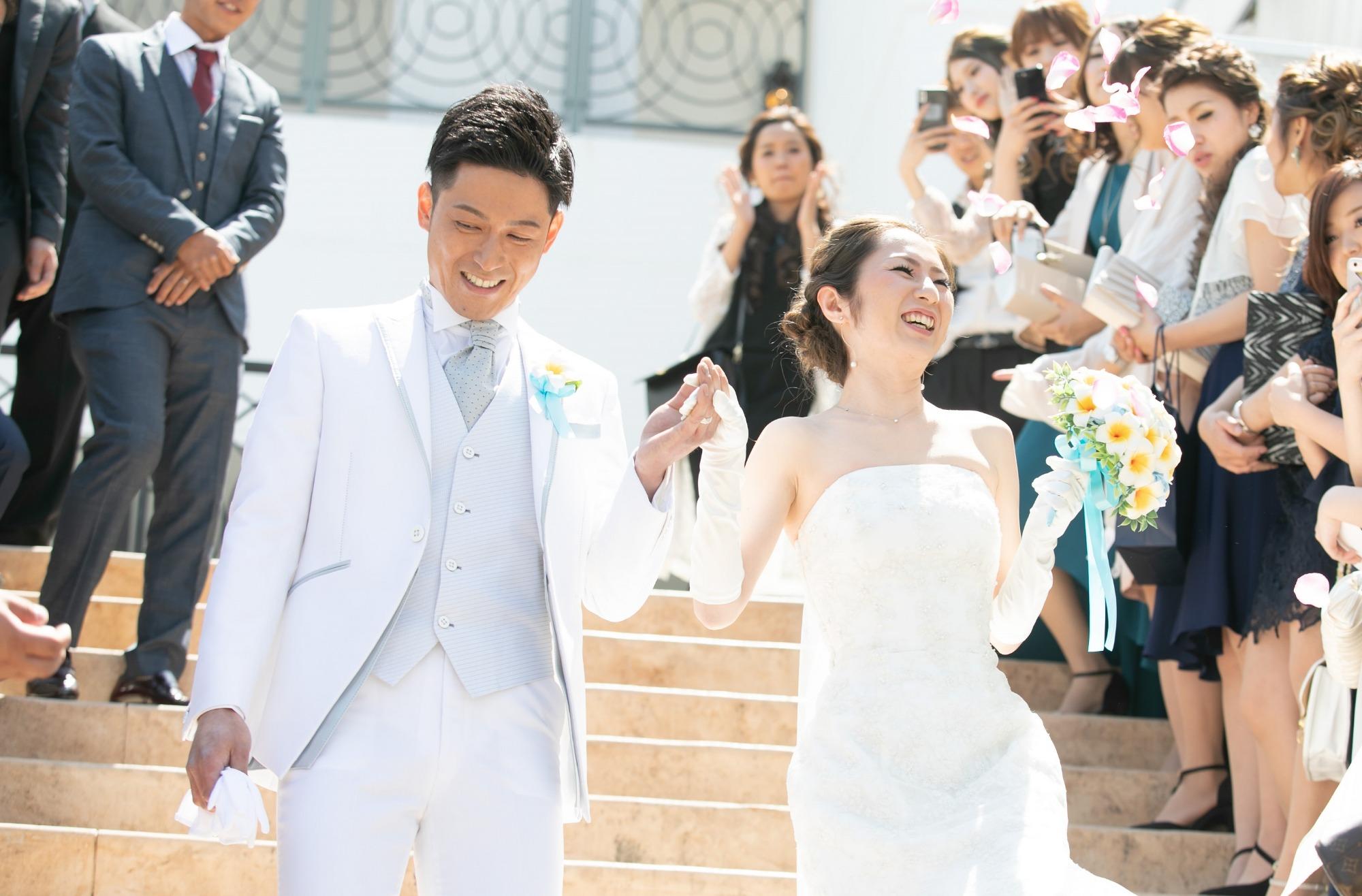 海をモチーフにした、笑顔溢れるアットホームな結婚式の挙式画像