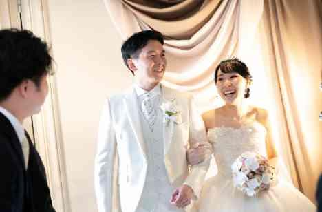 ピアノ演奏が作り出す大人で落ち着いた結婚式の挙式画像