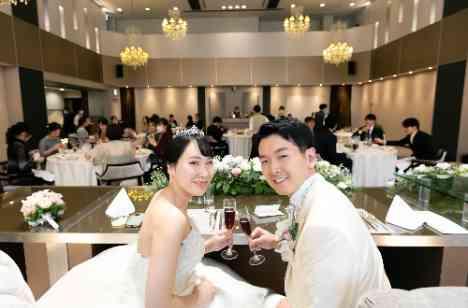 ピアノ演奏が作り出す大人で落ち着いた結婚式の披露宴画像
