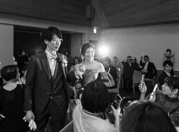 木目の会場でアットホームなウエディング♪の挙式実例画像