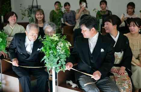 大切なゲストと繋がり合うweddingの挙式画像