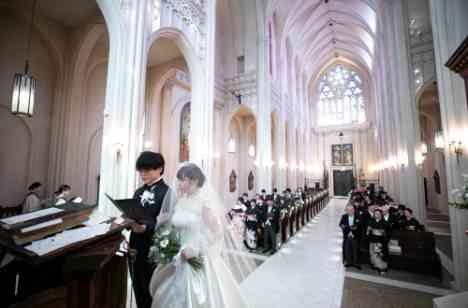家族に感謝と成長を伝える場としての結婚式の挙式画像