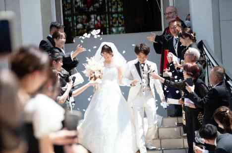 ゲストみんなで楽しめる、距離感の近い結婚式の挙式画像