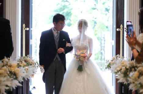 ナチュラルな雰囲気に包まれる新婦の夢が叶った日の挙式画像
