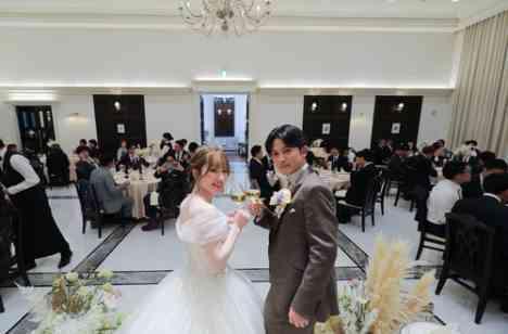 ナチュラルな雰囲気に包まれる新婦の夢が叶った日の披露宴画像