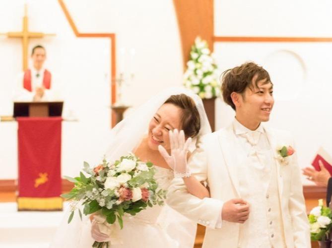 笑顔あふれるカラフルな結婚式の挙式実例画像