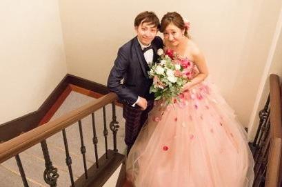 笑顔あふれるカラフルな結婚式の準備・打ち合わせ画像