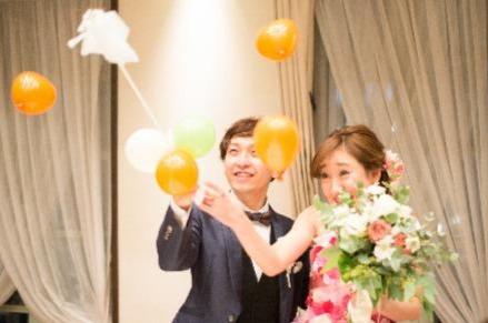 笑顔あふれるカラフルな結婚式の披露宴画像