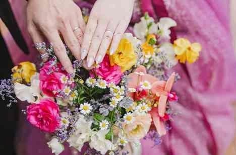 季節の花々に囲まれて迎える、特別な日の準備・打ち合わせ画像