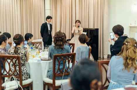 ゲストと一日をゆったり過ごす温かい結婚式の披露宴画像
