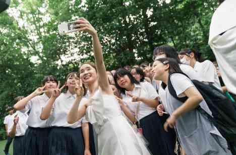 みんなで楽しむ笑顔で繋がるトワイライトウェディングの挙式画像