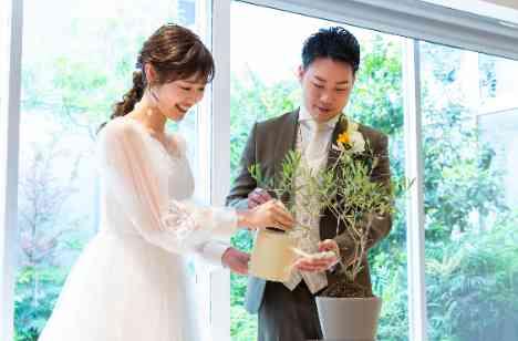 洗練された空間でのぬくもりが感じられる結婚式の挙式画像