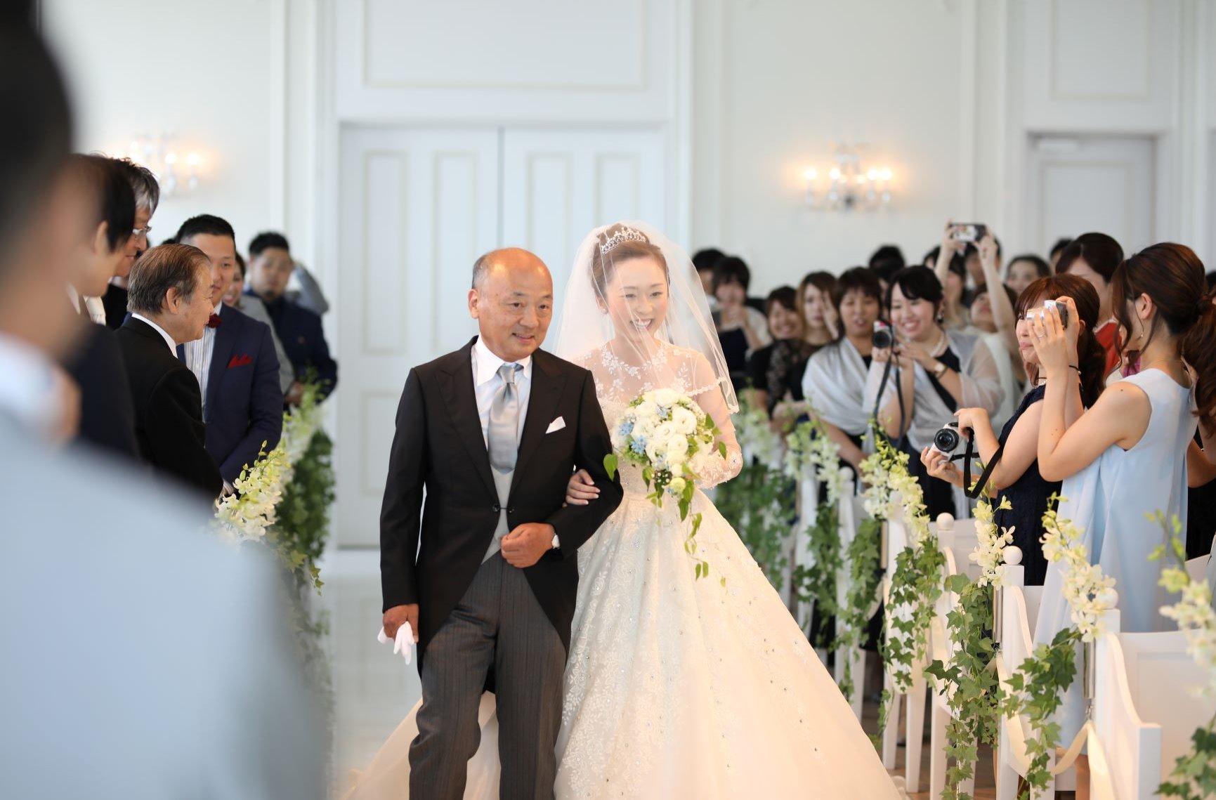笑顔溢れるおふたりらしい結婚式の挙式画像