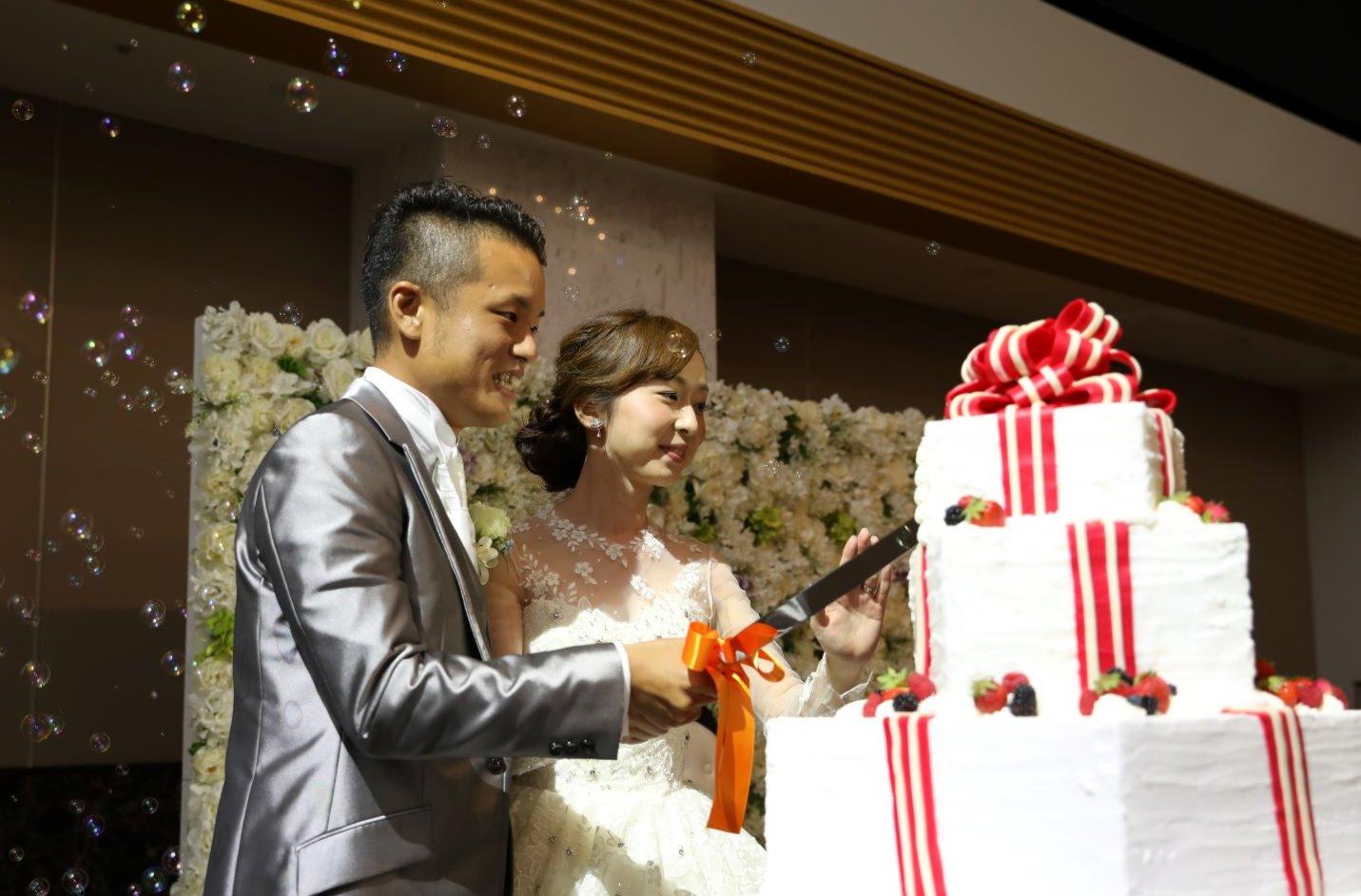 笑顔溢れるおふたりらしい結婚式の披露宴画像