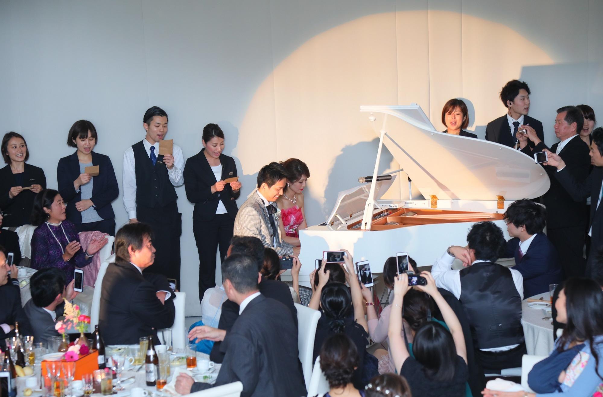 披露宴でのピアノの連弾で会場が一体感に♪の演出画像