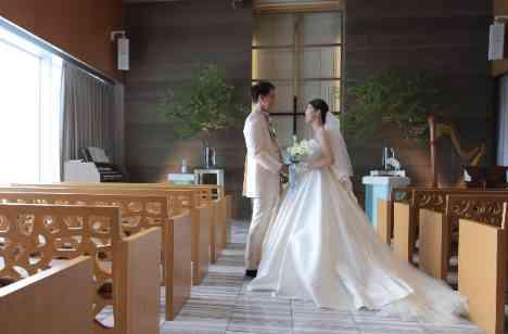 【アットホーム】ゲストに感謝を伝える結婚式の挙式画像
