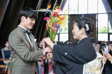 ユーモアたっぷりなふたりの世界観を表現したご結婚式の挙式画像