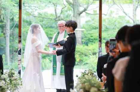 陽だまりのような温かさを感じられる結婚式の挙式画像