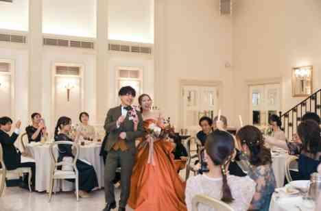 陽だまりのような温かさを感じられる結婚式の披露宴画像