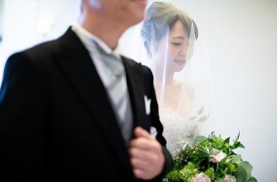 美味しい料理とお酒で大人のウエディングの挙式画像