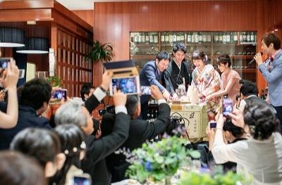 美味しい料理とお酒で大人のウエディングの演出画像
