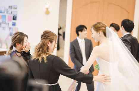 カラフルな装飾とゲストに囲まれたあたたかい時間の挙式画像