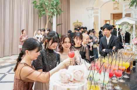 感謝の気持ちを伝えるアットホームウェディングの演出画像