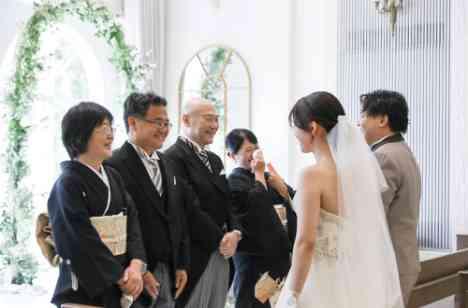 大好きなゲストの皆様とのあたたかいお時間の挙式画像