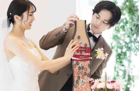 「コーラ×餃子」でおふたりならではの世界観の挙式画像
