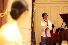 お2人が出会った日本でアジアンＷＥＤＤＩＮＧの披露宴画像