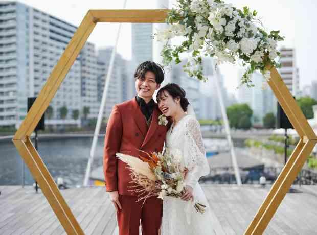 運河からの風と水面の光に包まれた贅沢な空間の挙式実例画像